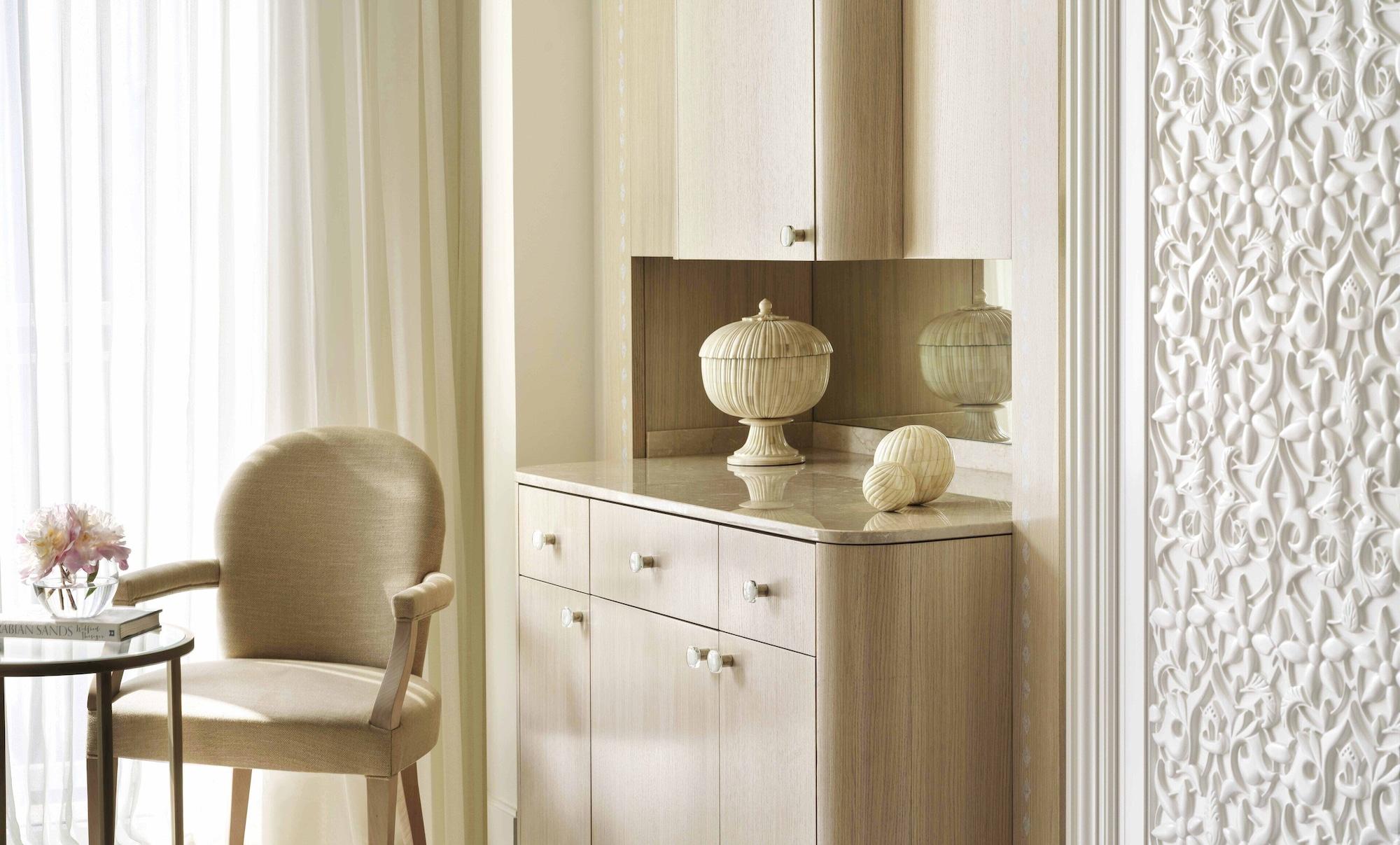 Four Seasons Hotel Doha Ngoại thất bức ảnh A modern sideboard