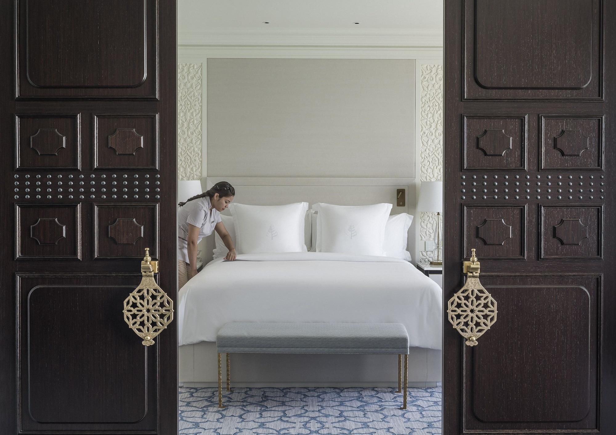 Four Seasons Hotel Doha Ngoại thất bức ảnh A guest room at the hotel