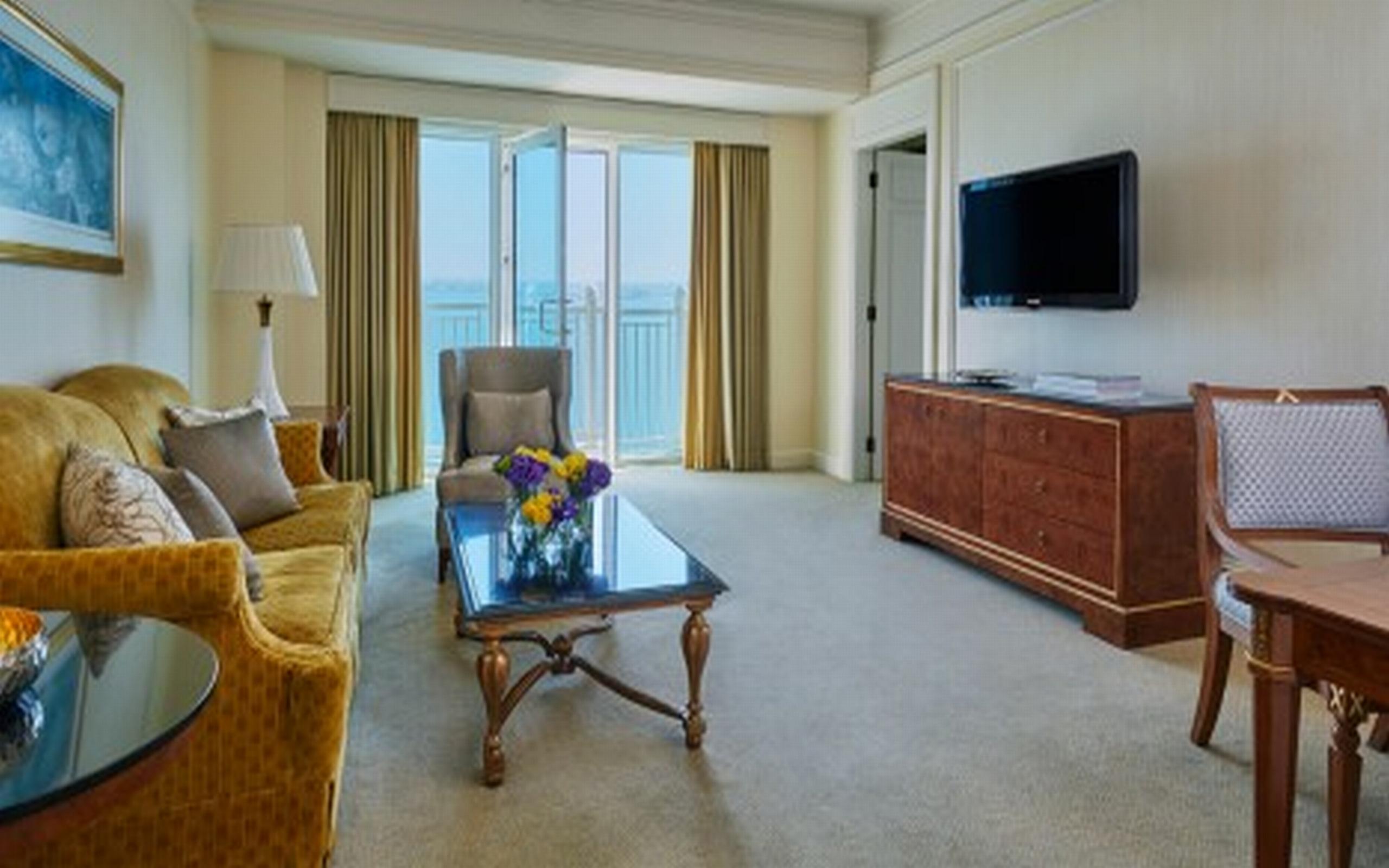 Four Seasons Hotel Doha Ngoại thất bức ảnh A living room at the Four Seasons Hotel