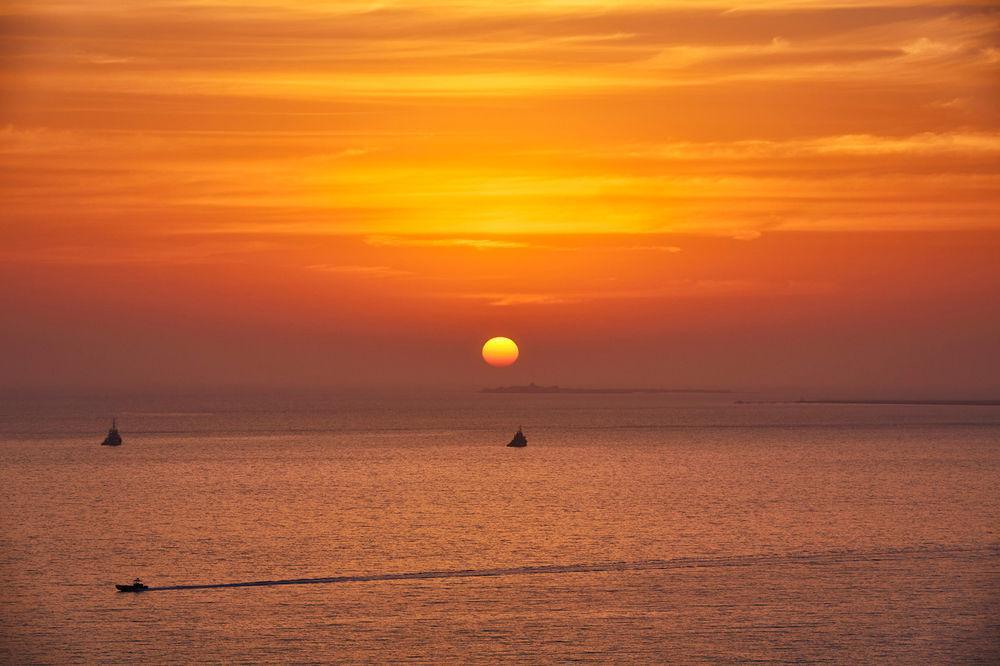 Four Seasons Hotel Doha Ngoại thất bức ảnh Sunset over the Gulf of Naples