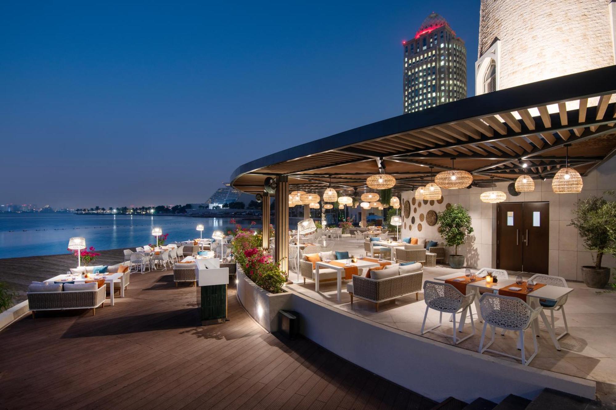 Four Seasons Hotel Doha Ngoại thất bức ảnh The Deck