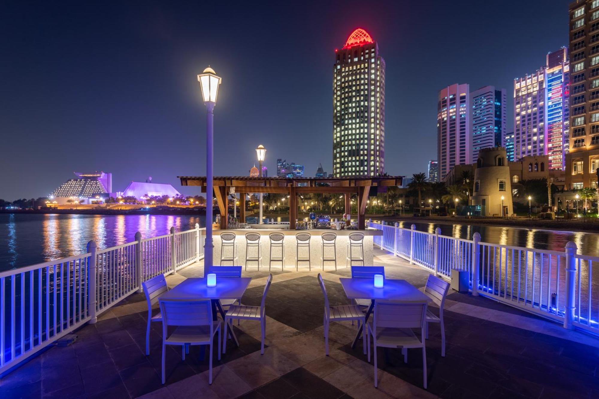 Four Seasons Hotel Doha Ngoại thất bức ảnh The Portside Pier at night