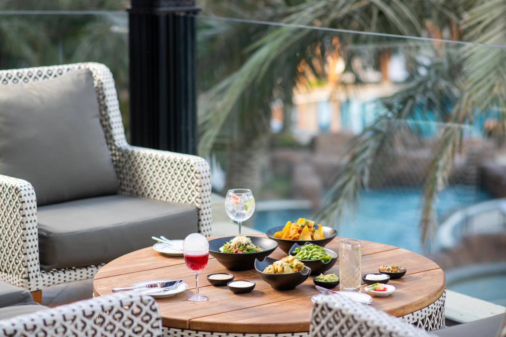 Four Seasons Hotel Doha Ngoại thất bức ảnh The Pool Bar