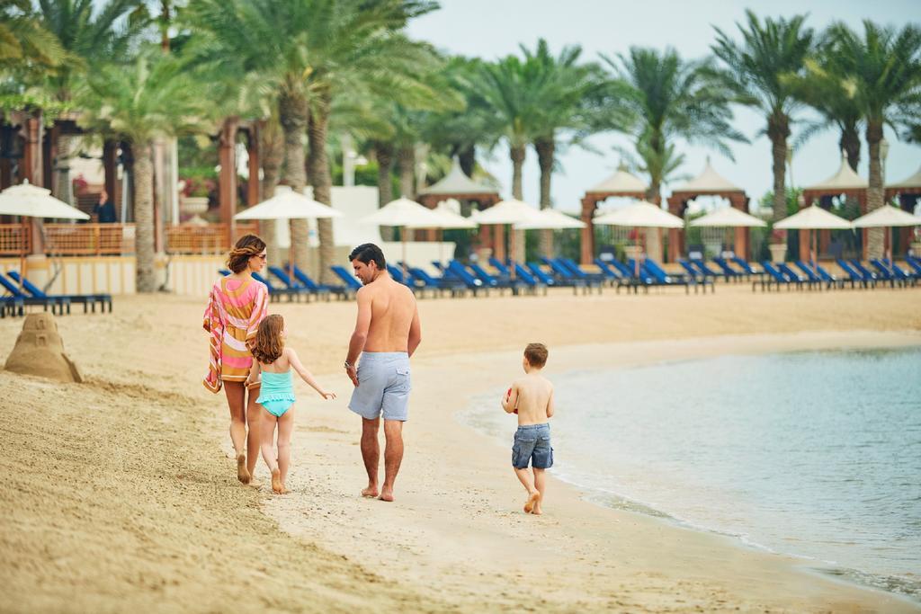 Four Seasons Hotel Doha Ngoại thất bức ảnh Family on the beach at Jumeirah Beach Hotel